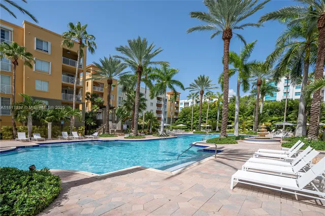 $899,000 | 100 Meridian Avenue, Unit 216, Miami Beach, FL 33139