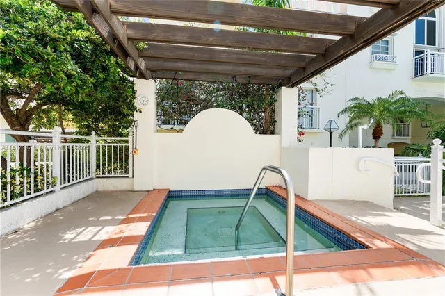 $899,000 | 100 Meridian Avenue, Unit 216, Miami Beach, FL 33139