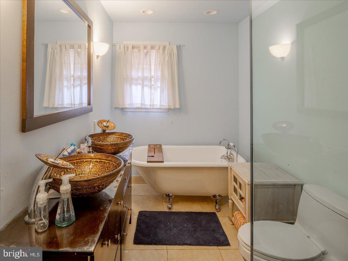 5100 Clymer Road Quakertown, PA 18951 - Photo 17 of 33 Clawfoot tub