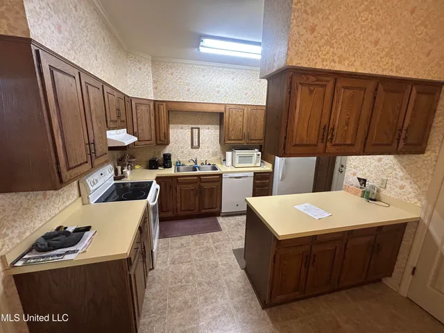 $169,500 | 211 East Claiborne Avenue, Greenwood, MS 38930