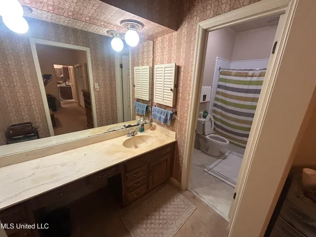 $169,500 | 211 East Claiborne Avenue, Greenwood, MS 38930