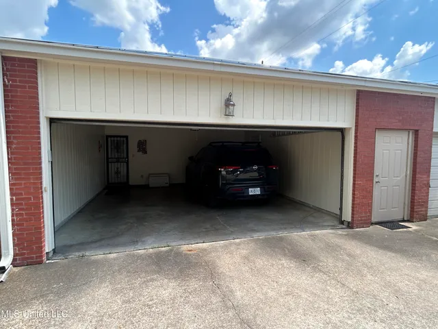 $169,500 | 211 East Claiborne Avenue, Greenwood, MS 38930