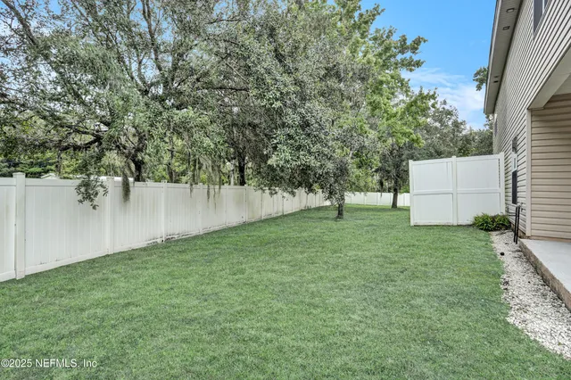 a view of a backyard