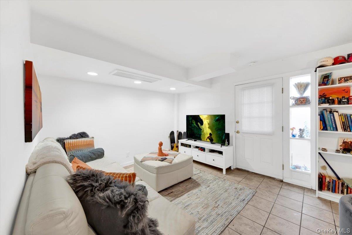 1456 Boston Post Road, Unit K2 Larchmont, NY 10538 - Photo 6 of 27 a living room with furniture and a flat screen tv