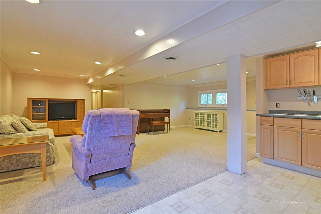 102 Evergreen Road North Kingstown, RI 02852 - Photo 27 of 31 Gallery Image 27