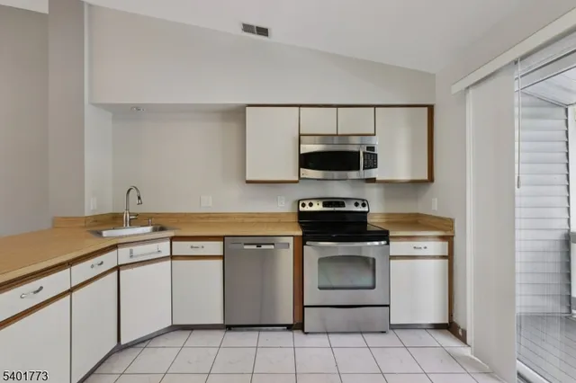 $375,000 | 12 Troon Terrace, Annandale, NJ 08801