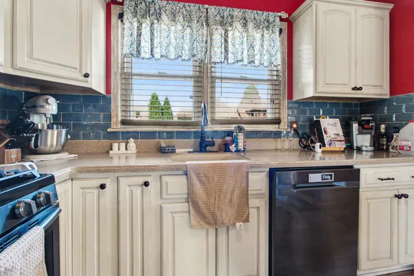 $220,000 | 29984 Tamarack Drive, Flat Rock, MI 48134