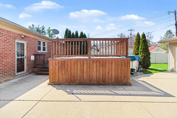 $220,000 | 29984 Tamarack Drive, Flat Rock, MI 48134