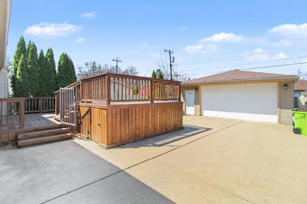 $220,000 | 29984 Tamarack Drive, Flat Rock, MI 48134