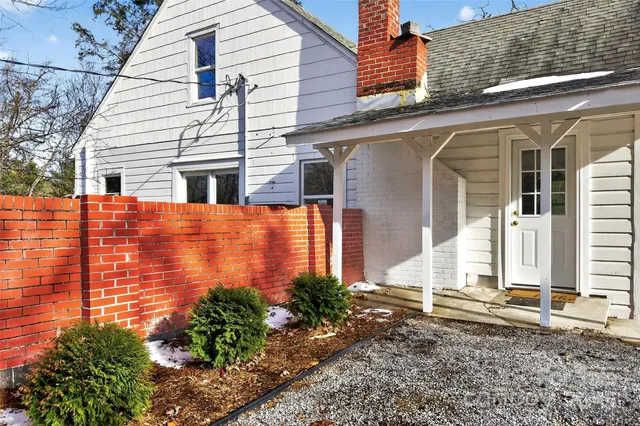 a view of a house with backyard and garden