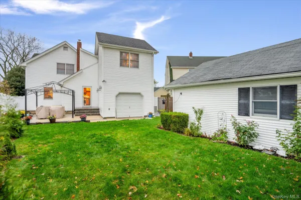 a view of a house with backyard