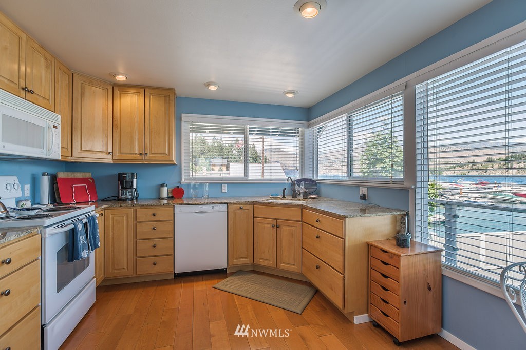 12148 South Lakeshore Road Chelan, WA 98816 - Photo 8 of 25 Gallery Image 8