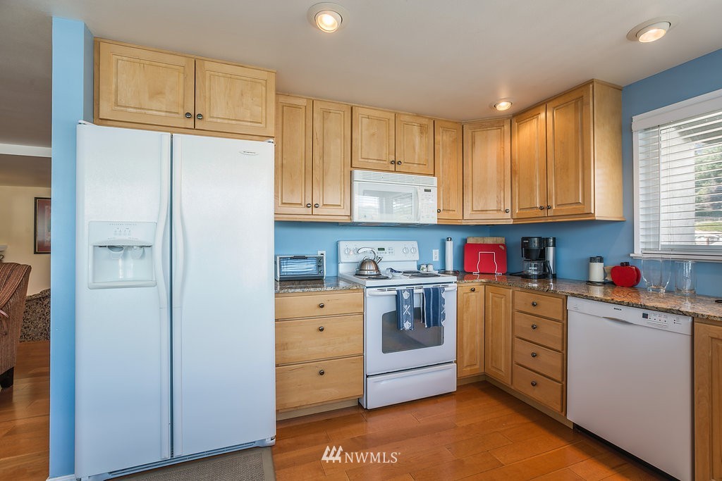 12148 South Lakeshore Road Chelan, WA 98816 - Photo 9 of 25 Gallery Image 9