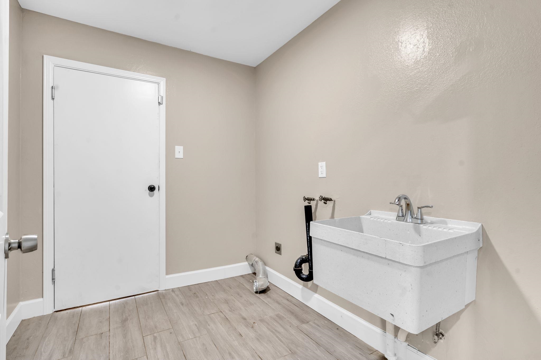 1660 Sunset Road Brentwood, CA 94513 - Photo 33 of 45 Laundry area featuring light wood-type flooring, hookup for an electric dryer, and washer hookup