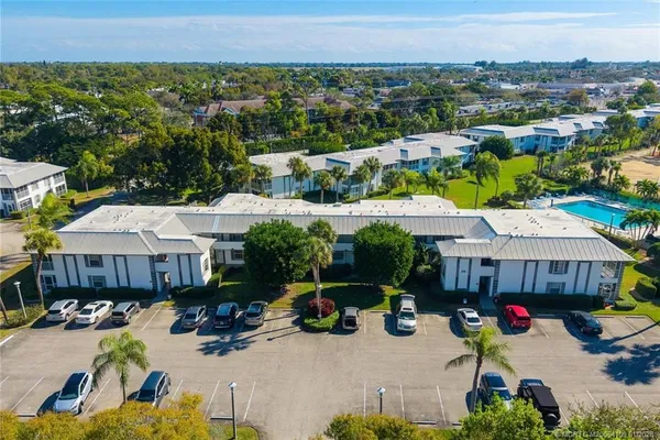 $179,800 | 806 Southeast Central Parkway, Unit 6, Stuart, FL 34994