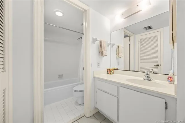 $179,800 | 806 Southeast Central Parkway, Unit 6, Stuart, FL 34994