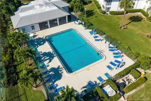 $179,800 | 806 Southeast Central Parkway, Unit 6, Stuart, FL 34994