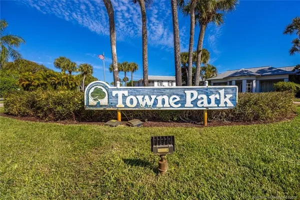 $179,800 | 806 Southeast Central Parkway, Unit 6, Stuart, FL 34994