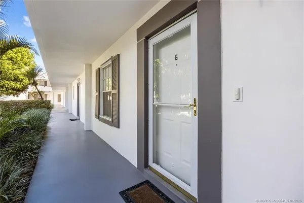 $179,800 | 806 Southeast Central Parkway, Unit 6, Stuart, FL 34994