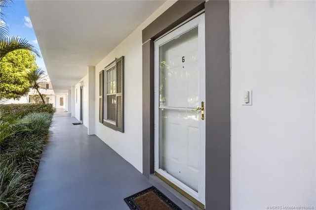 $179,800 | 806 Southeast Central Parkway, Unit 6, Stuart, FL 34994