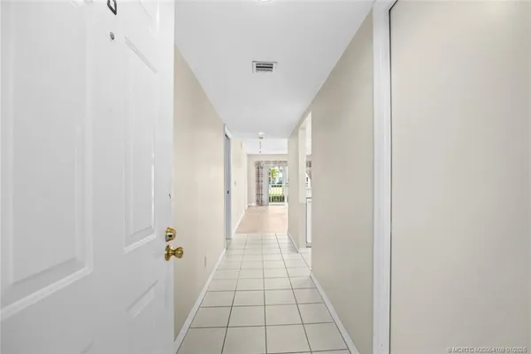 $179,800 | 806 Southeast Central Parkway, Unit 6, Stuart, FL 34994