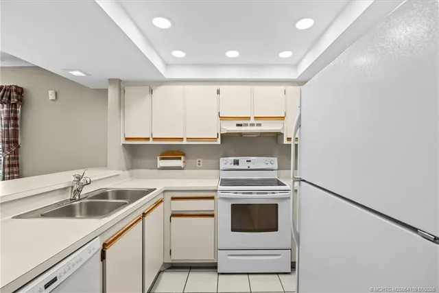 $179,800 | 806 Southeast Central Parkway, Unit 6, Stuart, FL 34994