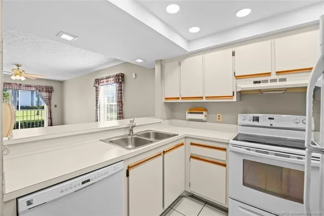 $179,800 | 806 Southeast Central Parkway, Unit 6, Stuart, FL 34994