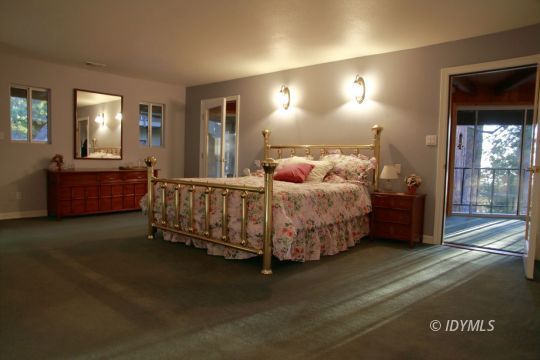 25270 Cougar Road Idyllwild, CA 92549 - Photo 26 of 35 Large Master Bedroom