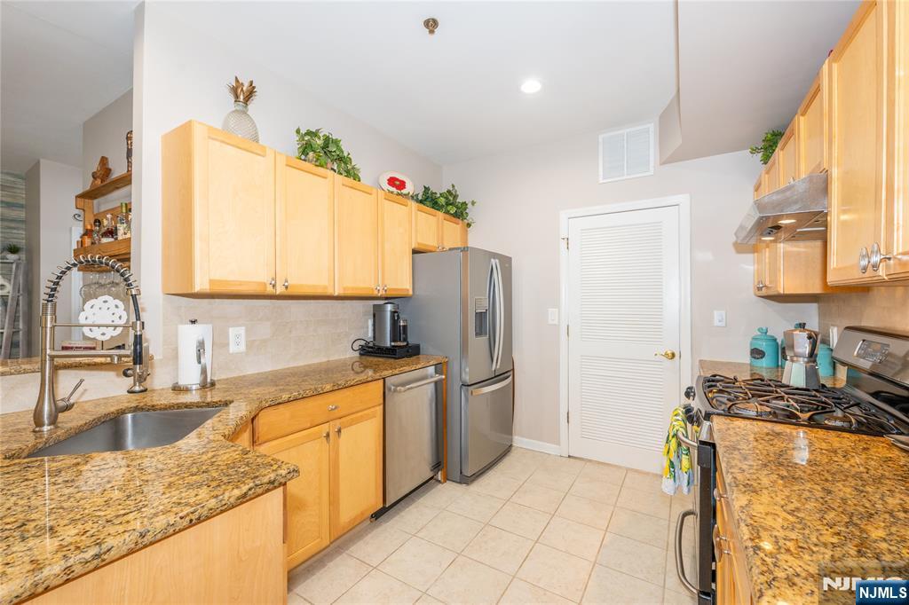 30-08 Federal Hill Road, Unit 8 Pompton Lakes, NJ 07442 - Photo 20 of 34