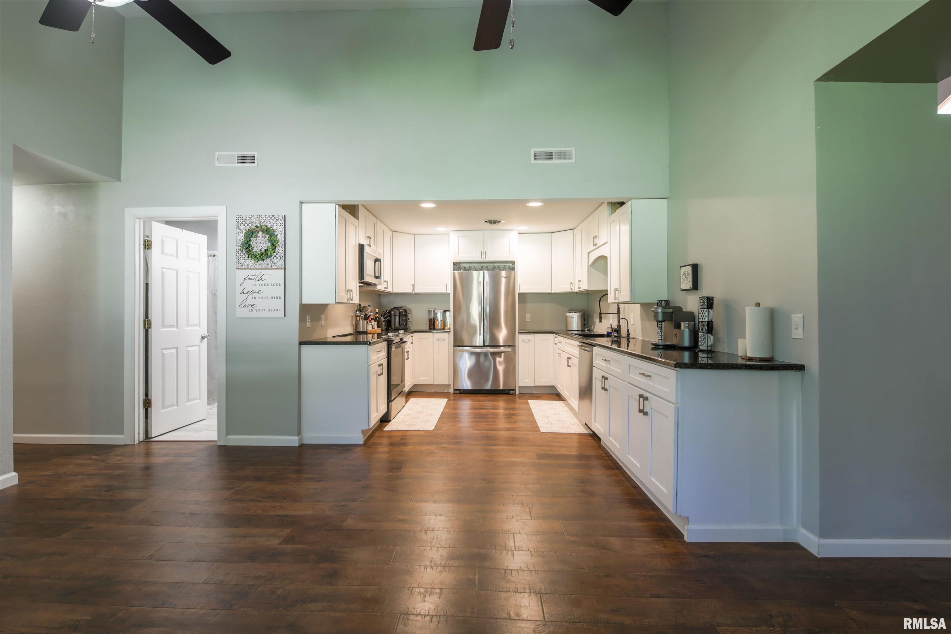 1562 Spring Bay Road East Peoria, IL 61611 - Photo 5 of 52