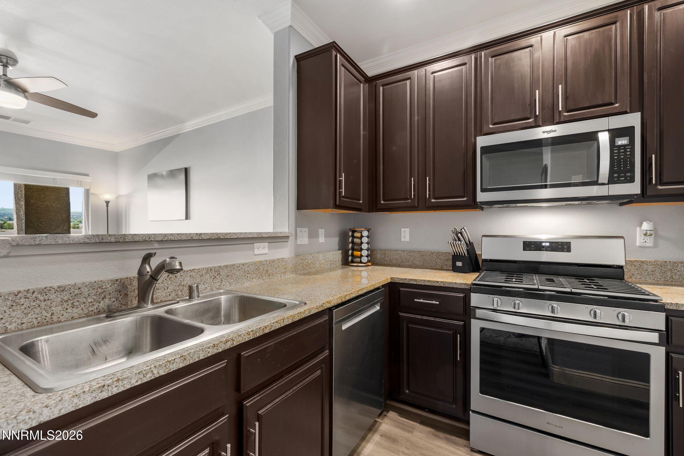 900 South Meadows Parkway, Unit 4923 Reno, NV 89521 - Photo 10 of 33 Kitchen