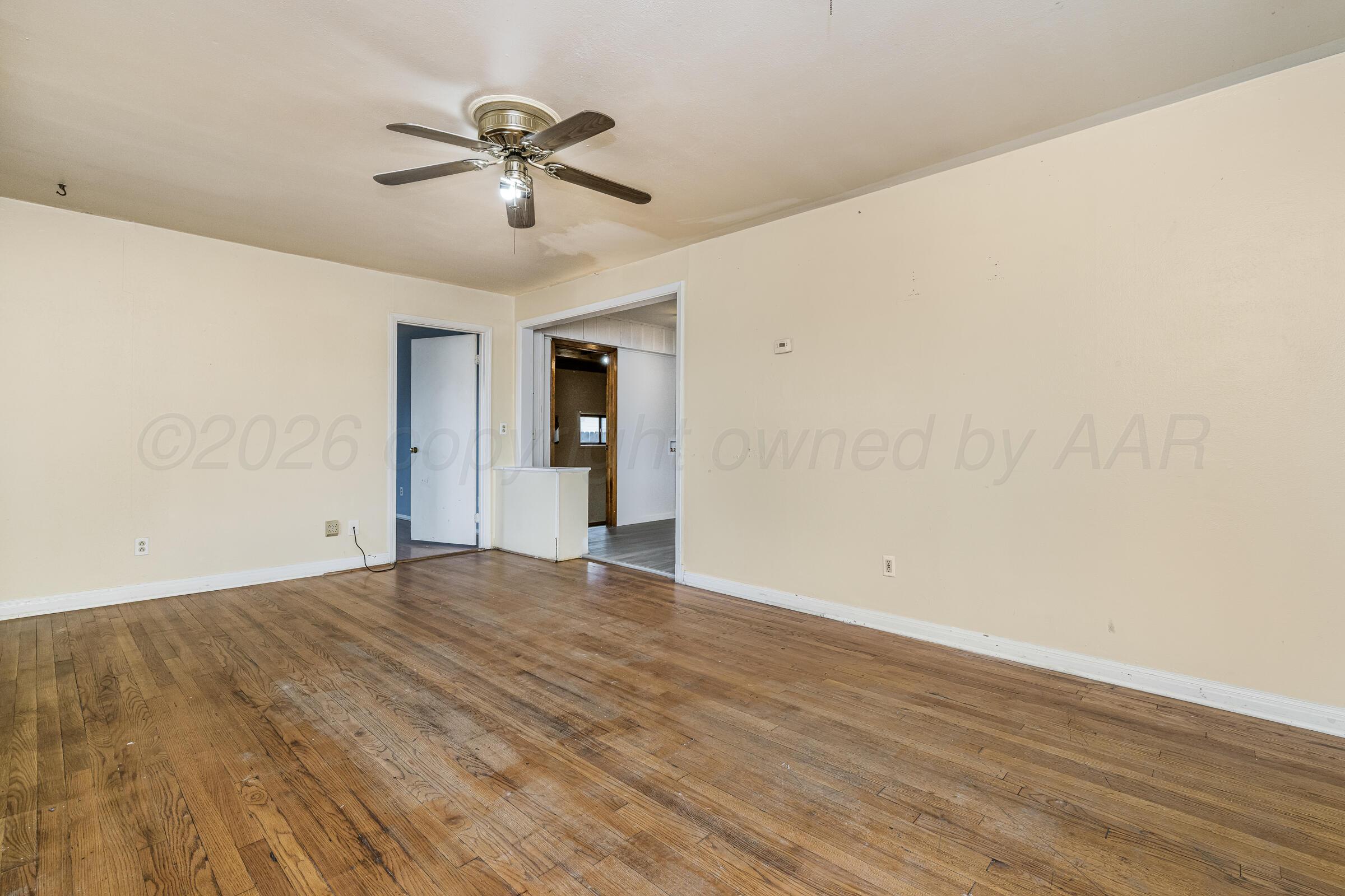 3609 South Travis Street Amarillo, TX 79110 - Photo 6 of 21 Living Room