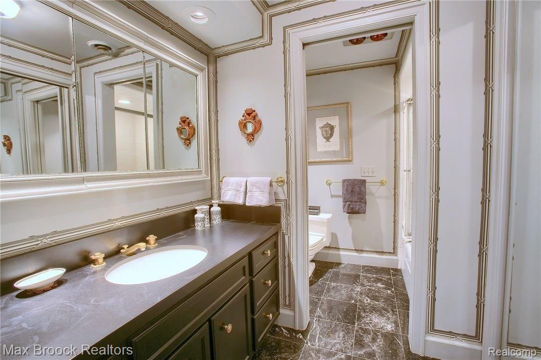 300 Cranbrook Road Bloomfield Hills, MI 48304 - Photo 32 of 51 Master Suite Dual Master Bath