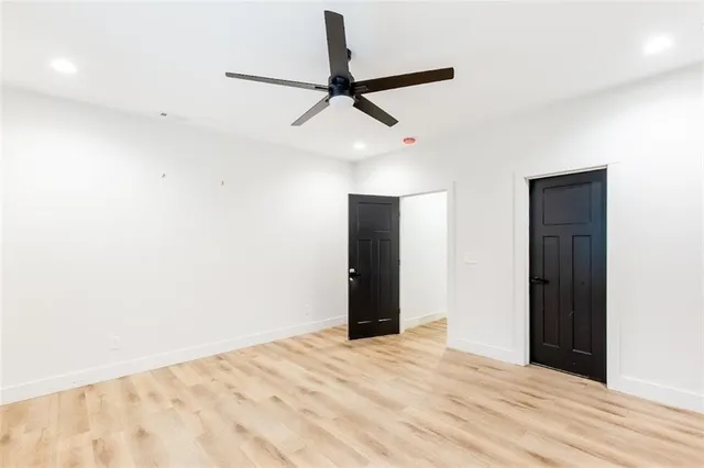 a view of empty room with a ceiling fan