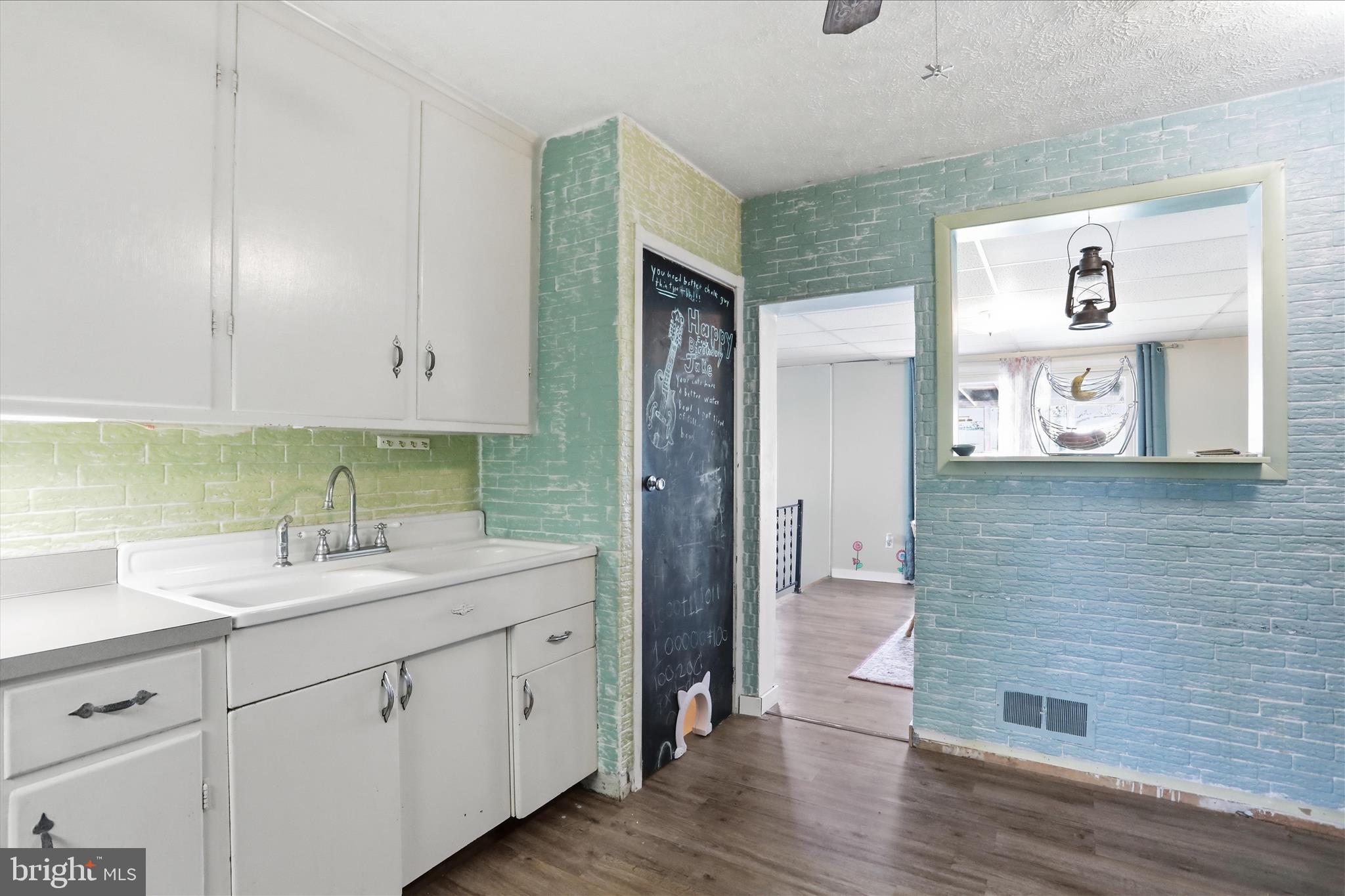 11502 Orchard Road Waynesboro, PA 17268 - Photo 9 of 35 Kithcen