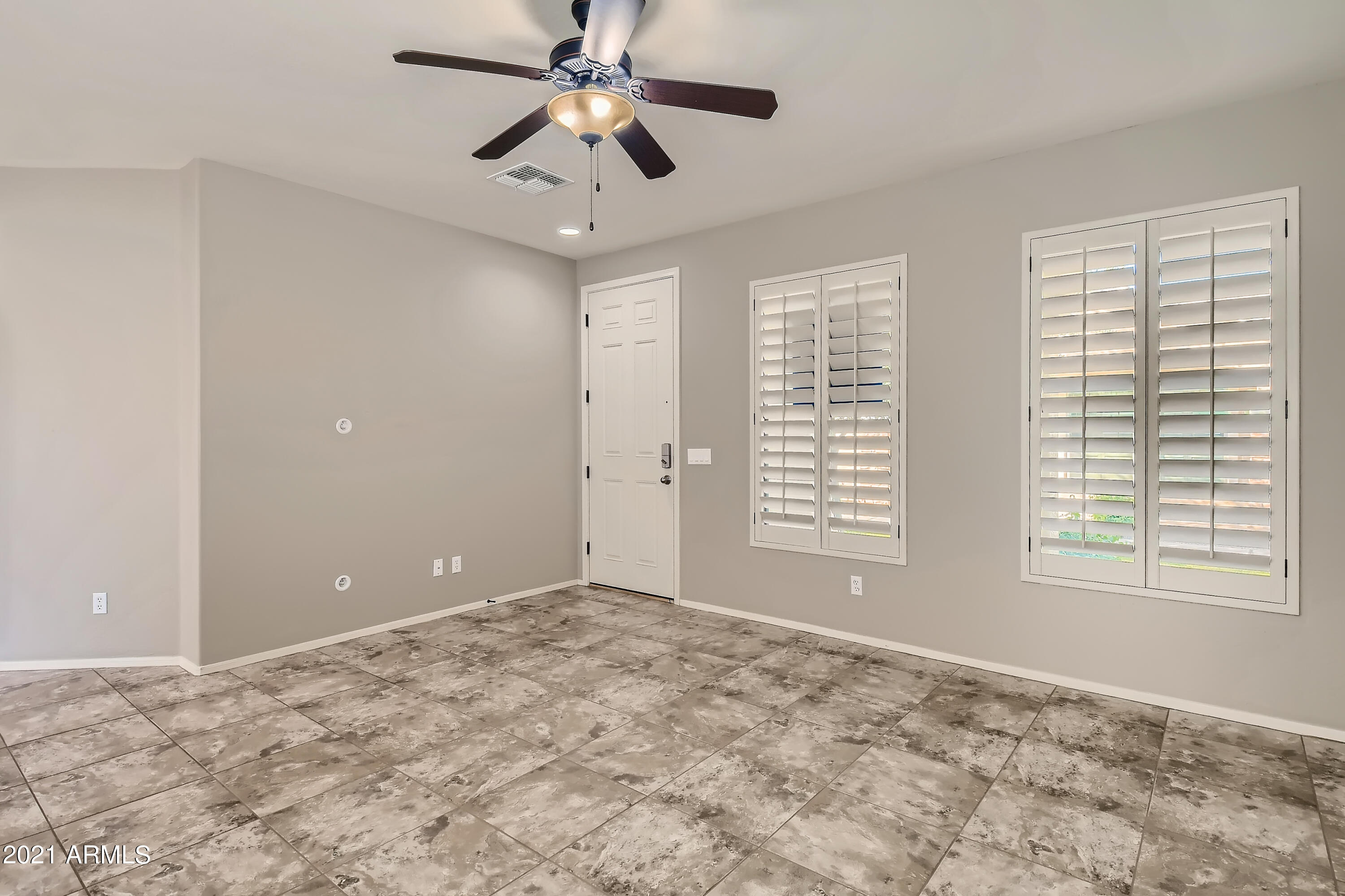 3864 South Bandit Road Gilbert, AZ 85297 - Photo 8 of 33 7-929392310-09 Living Room