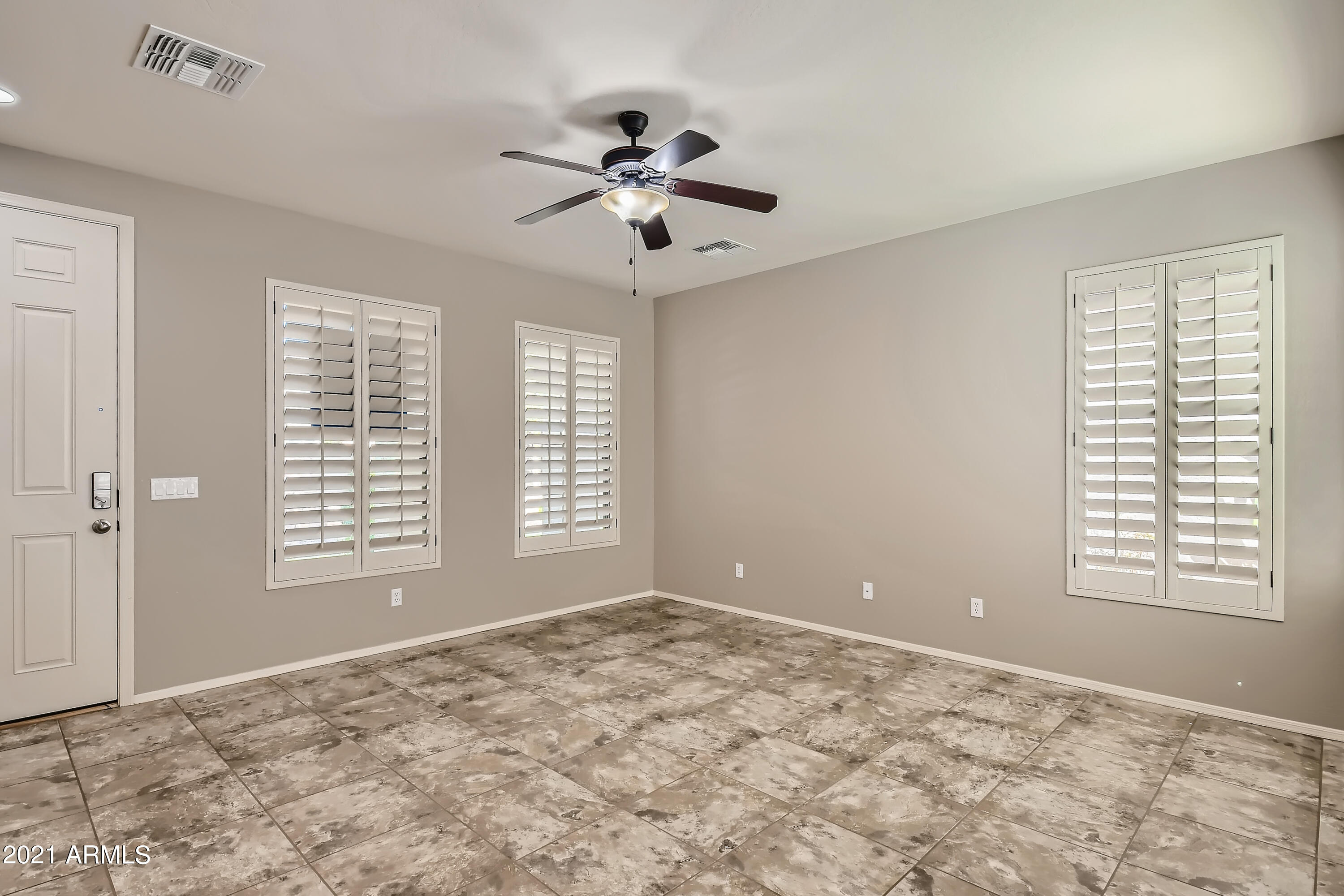 3864 South Bandit Road Gilbert, AZ 85297 - Photo 9 of 33 8-281311009-10 Living Room
