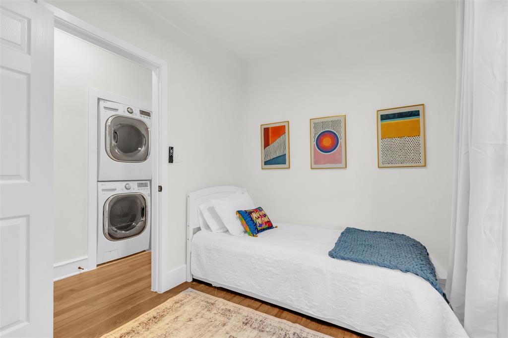 4121 Junius Street, Unit 4123 Dallas, TX 75246 - Photo 11 of 23 a bedroom with a bed and a painting on the wall