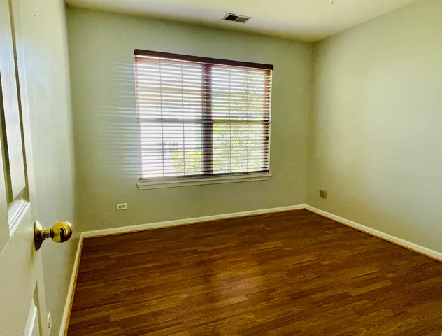 $1,700 | 1248 North Red Oak Circle, Unit 4, Round Lake Beach, IL 60073