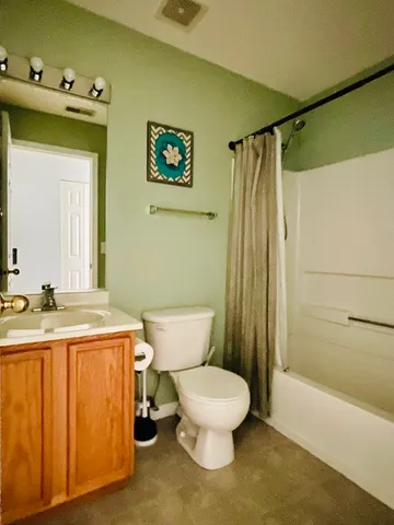 $1,700 | 1248 North Red Oak Circle, Unit 4, Round Lake Beach, IL 60073