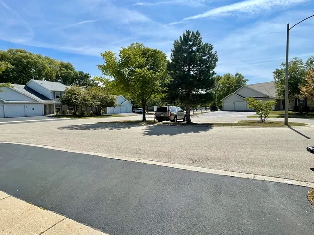 $1,700 | 1248 North Red Oak Circle, Unit 4, Round Lake Beach, IL 60073