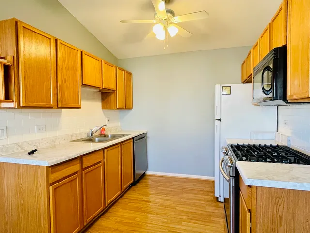 $1,700 | 1248 North Red Oak Circle, Unit 4, Round Lake Beach, IL 60073