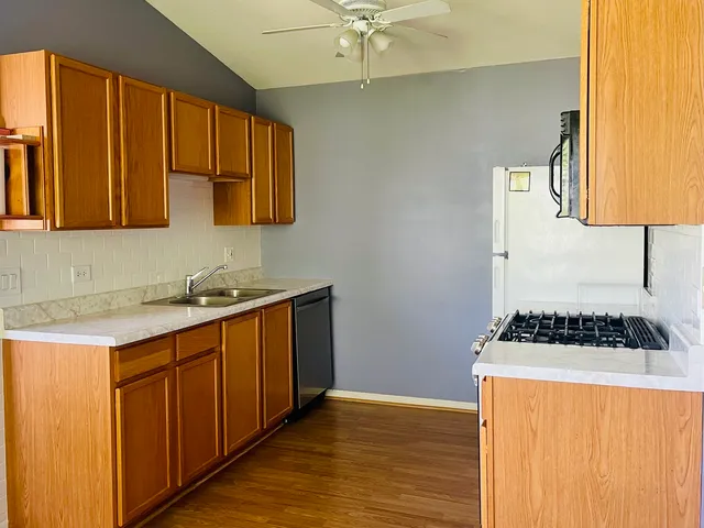 $1,700 | 1248 North Red Oak Circle, Unit 4, Round Lake Beach, IL 60073