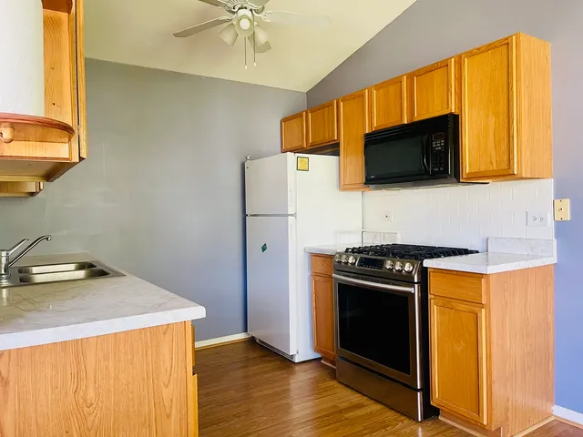 $1,700 | 1248 North Red Oak Circle, Unit 4, Round Lake Beach, IL 60073