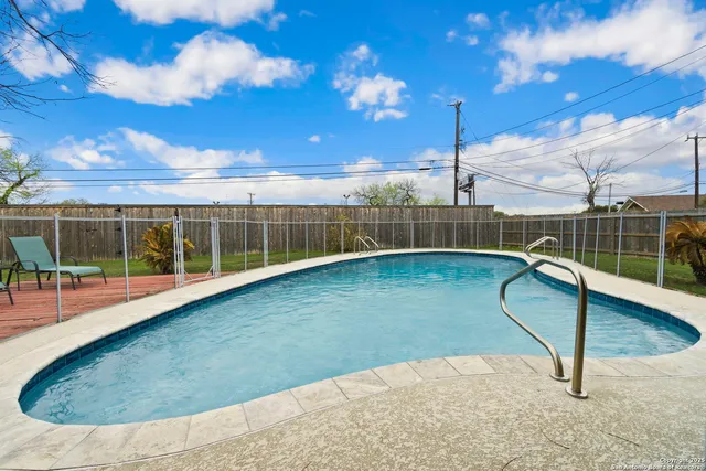 $2,700 | 116 South Gardenview Drive, Castle Hills, TX 78213