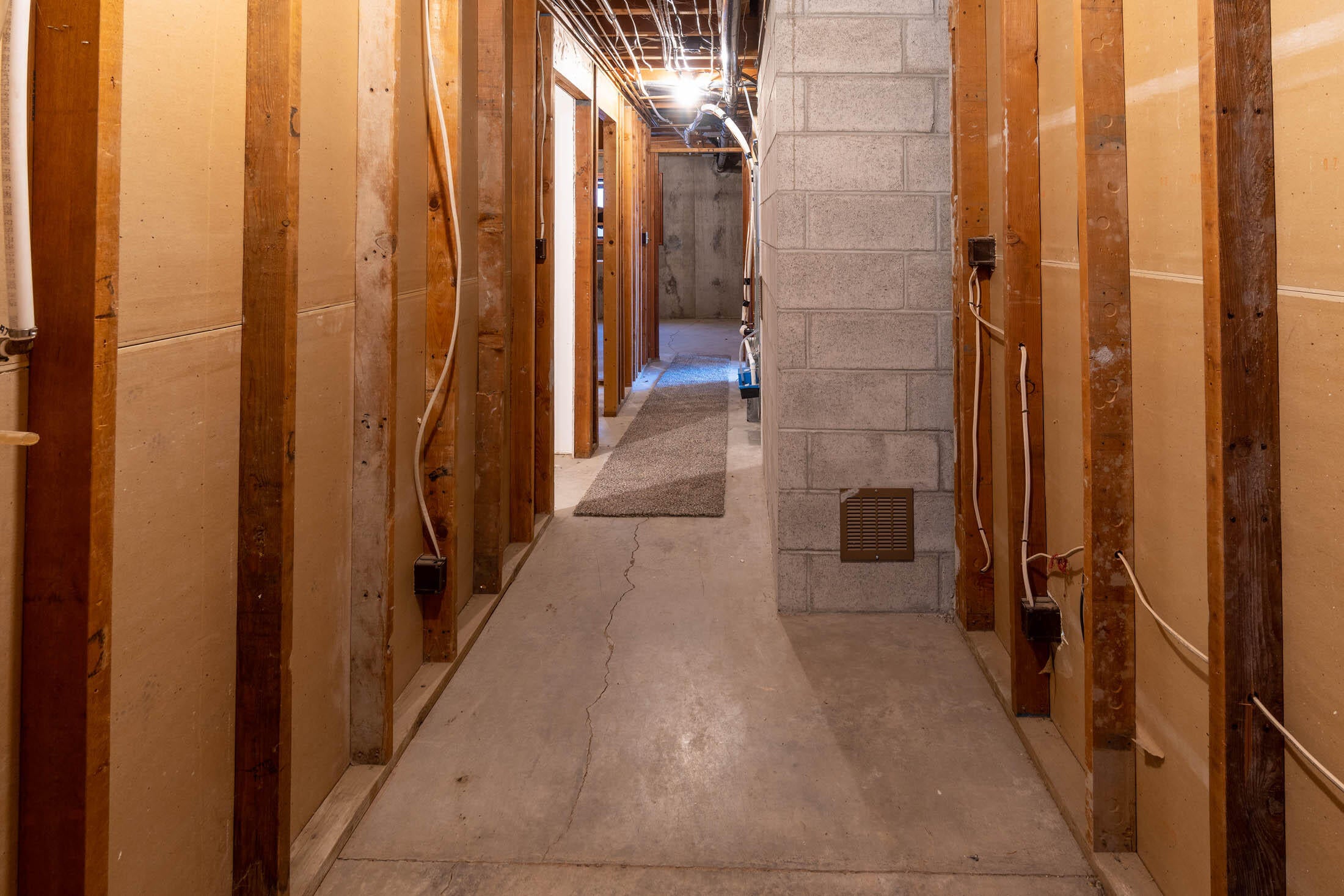 550 North Coles Road Prineville, OR 97754 - Photo 27 of 50 downstairs hallway on west side of family room