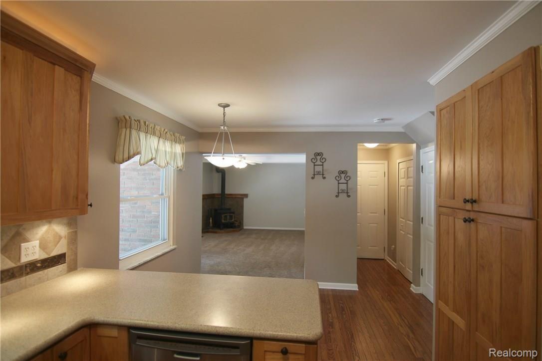 471 West Maryknoll Road Rochester, MI 48309 - Photo 9 of 33 Kitchen Area leading into Family Room and Entrance from garage with plenty of storage.