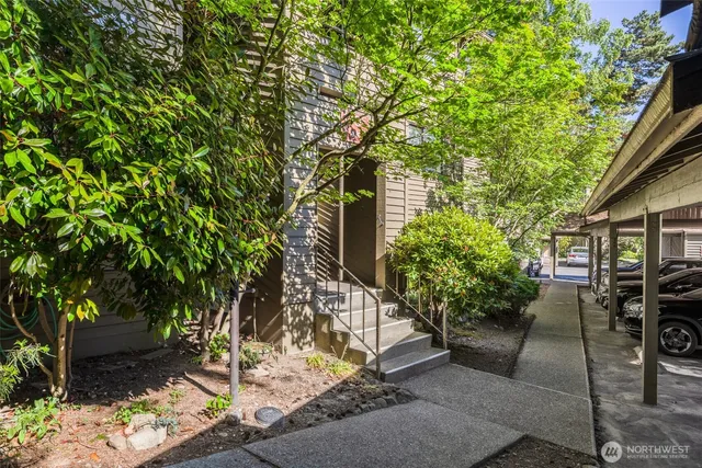 $335,000 | 130 Southwest 116th Street, Unit F32, Seattle, WA 98146