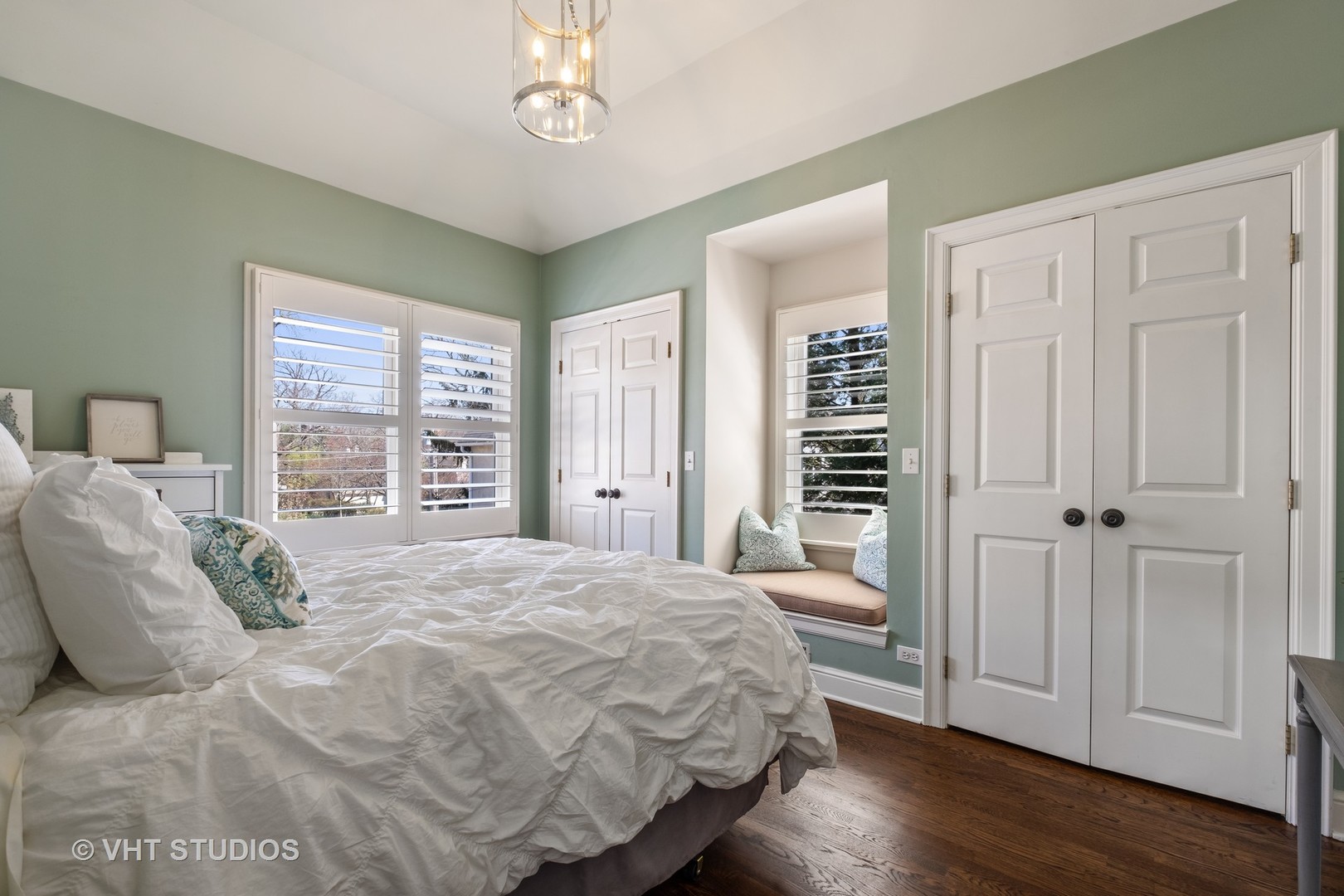 254 Ridge Avenue Winnetka, IL 60093 - Photo 24 of 34 a bedroom with a large bed and wooden floor