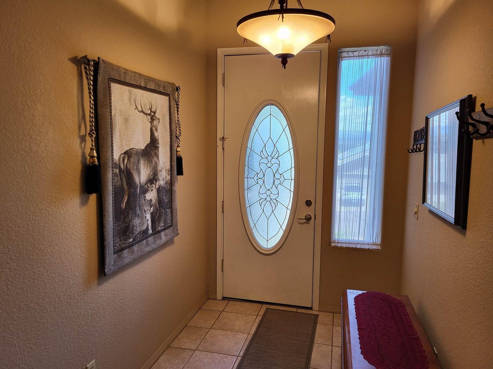 1120 South Sycamore Circle Payson, AZ 85541 - Photo 4 of 44 a view of a livingroom with furniture and a mirror